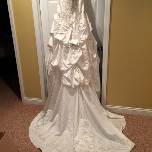 Wedding dress - Picture 2 of 8